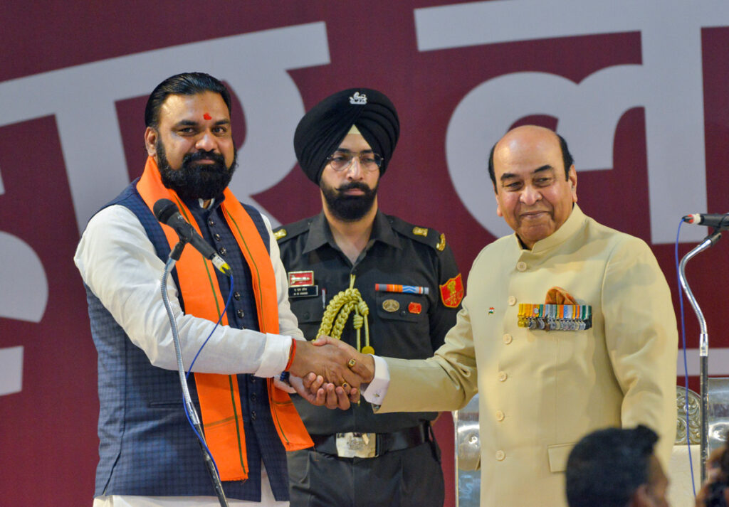 सम्राट चौधरी बने बिहार के 24वें मुख्यमंत्री ; विजय चौधरी और बिजेंद्र यादव ने डिप्टी सीएम नई सरकार नीतीश कुमार के रास्ते पर ही चलेगी 1 Samrat Chaudhary bihar 24th CM : सम्राट चौधरी बने बिहार के 24वें मुख्यमंत्री ; विजय चौधरी और बिजेंद्र यादव ने डिप्टी सीएम नई सरकार नीतीश कुमार के रास्ते पर ही चलेगी