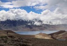 लेह की शांत और खूबसूरत नीली झील, जहां ऊंचे पहाड़ों के बीच दिखता है रंग-बिरंगा आसमान leh shant khubsurat