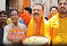 पश्चिम बंगाल में शहर-शहर भाजपा कार्यकर्ताओं का जश्न, कोलकाता में बांटी गईं कमला भोग और झाल मुड़ी BJP Started Celebrating at Bengal