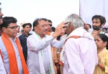 मुख्यमंत्री विष्णु देव साय ने हितग्राहियों को अपने हाथों से पहनाया नजर का चश्मा’ CM Sai made beneficiaries wear spectacles