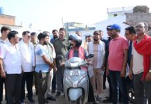 स्कूटी पर निकले उप मुख्यमंत्री अरुण साव, नगर भ्रमण कर विकास कार्यों का लिया जायजा Deputy CM Sao went out on scooter for Checking