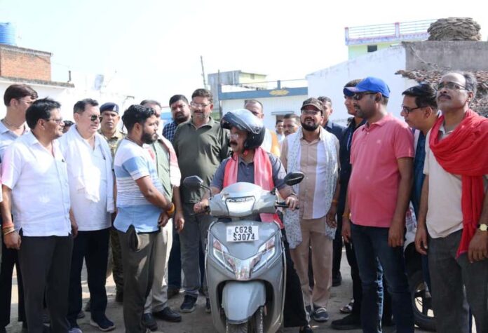 Deputy CM Sao went out on scooter for Checking