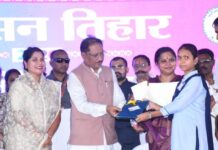 ग्रामीण अंचल की बेटी बनी प्रेरणा: मुख्यमंत्री विष्णुदेव साय ने सराहा उत्कृष्ट प्रदर्शन Sushasan Tyohar 2026 at Dhamtari