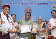 डॉ. पालेश्वर शर्मा छत्तीसगढ़ी गद्य सम्मान से विजय मिश्रा विभूषित Vijay Mishra honored