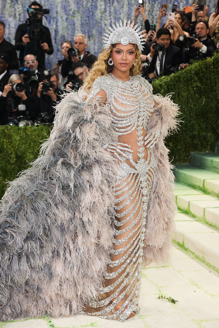 Met Gala 2026 : मेट गाला 2026: रेड कार्पेट पर फैशन, कला और ग्लैमर का शानदार संगम, ईशा अंबानी के लुक ने बटोरी सुर्खियां
