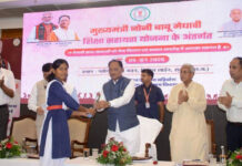 मुख्यमंत्री के हाथों मेधावी छात्रा को मिली 2 लाख रुपये की सहायता CM Sai Felicitated Meghavi Chatras