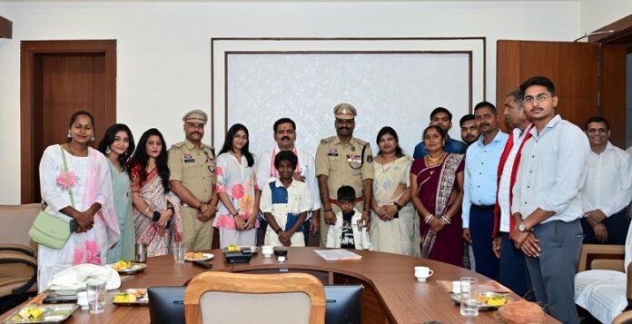 Deputy CM met soldiers honored with Shaurya Chakra
