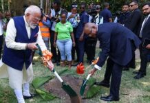 सेशेल्स बोटैनिकल गार्डन में पीएम मोदी ने दुनिया के सबसे बुजुर्ग कछुए जोनाथन को खिलाया खाना, राष्ट्रपति संग लगाया पौधा PM Modi at Seychelles