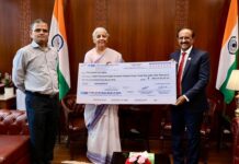 एसबीआई ने वित्त वर्ष 2026 के लिए केंद्र सरकार को सौंपा 8,813 करोड़ रुपए का डिविडेंड चेक SBI given Dividend Fund of 8813Cr to Government