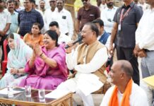 बरगद की छांव में सजी मुख्यमंत्री की चौपाल : सक्ती जिले के ग्राम ठठारी में ग्रामीणों से किया सीधा संवाद Sushasan Tihar 2026 at Sakti