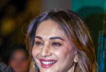 माधुरी दीक्षित ने मां स्नेहलता को बर्थ एनिवर्सरी पर किया याद, कहा- हर दिन मौजदूगी महसूस होती है madhuri dixit