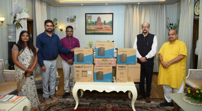 Governor given 10 Computer System to School Governor given 10 Computer System to School