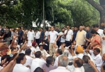छात्रों पर लाठीचार्ज का विरोध, राहुल गांधी के नेतृत्व में कई सांसदों ने प्रधानमंत्री आवास तक निकाला मार्च Rahul Gandhi and more MPs marched