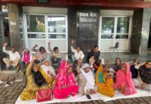 भोपाल में गैस पीड़ितों का धरना, सुविधाओं में कटौती के विरोध में किया प्रदर्शन bhopal mein gas piditon