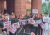 काले कपड़े पहनकर विपक्षी सांसदों का संसद परिसर में विरोध, राहुल और प्रियंका गांधी भी हुए शामिल kale kapde