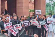 काले कपड़े पहनकर विपक्षी सांसदों का संसद परिसर में विरोध, राहुल और प्रियंका गांधी भी हुए शामिल kale kapde
