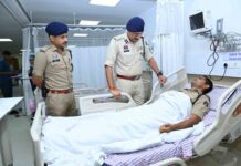 पुलिस कमिश्नर संजीव शुक्ला ने अस्पताल पहुंचकर घायल पुलिस जवानों का जाना हाल police commissioner