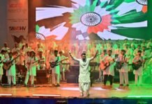 ‘आजादी की धुन’ में गूंजा देशभक्ति का संगीत, 100 कलाकारों की सामूहिक प्रस्तुति ने जीता रायपुरवासियों का दिल Azaadi Ki Dhun – A Patriotic Concert by a 100-Piece Band: