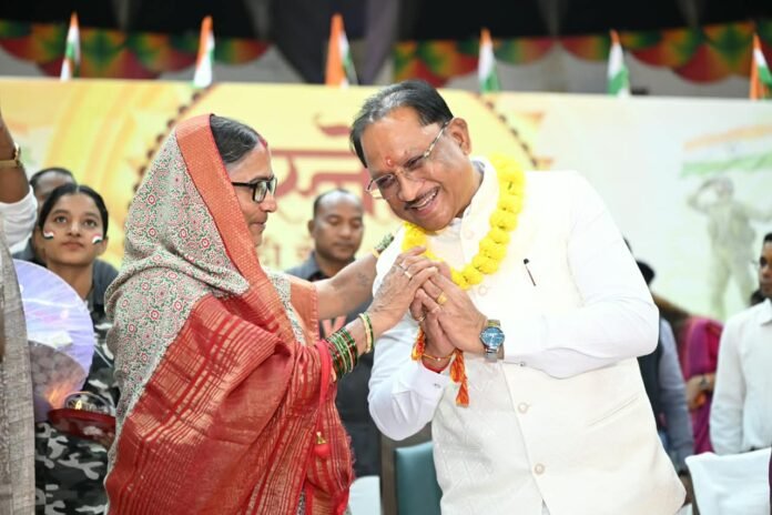 Bahanon ne Bandhi Sneh ki Door Bahanon ne Bandhi Sneh ki Door