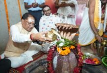 मुख्यमंत्री साय ने बाबा कर्मेश्वर का किया रुद्राभिषेक, प्रदेशवासियों की सुख-समृद्धि की कामना की CM Sai ne Baba Karmeshwar ka kiya Rudrabhishek