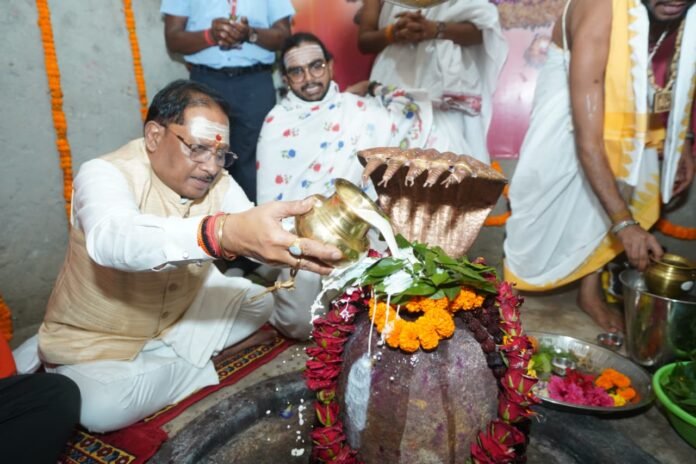 CM Sai ne Baba Karmeshwar ka kiya Rudrabhishek