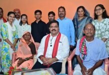 तीन बहनों ने एक साथ पास की नीट परीक्षा, उप मुख्यमंत्री विजय शर्मा ने घर पहुंचकर दी बधाई Deputy CM Sharma Met Neet Qaulifying