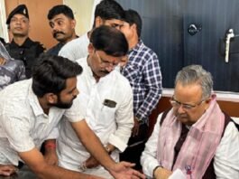 ठप पड़े सड़क निर्माण को लेकर शुभम वैष्णव ने उठाई आवाज Shubham Vaishnav met Dr Raman Singh