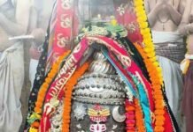 बाबा महाकाल का भस्म से शृंगार; बड़ी संख्या में श्रद्धालु रहे मौजूद, जयकारों की गूंज baba mahakal ka bhasm se shringar