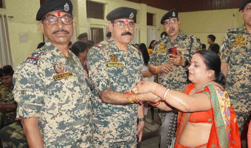 bsf jawanon ki kalai par bandhi rakhi : बीएसएफ जवानों की कलाई पर बंधी राखी, बहनों ने जताया राष्ट्रसेवा के प्रति सम्मान
