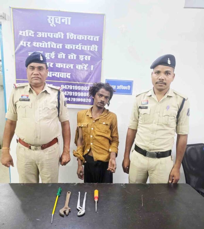 sune makaan mein chori
