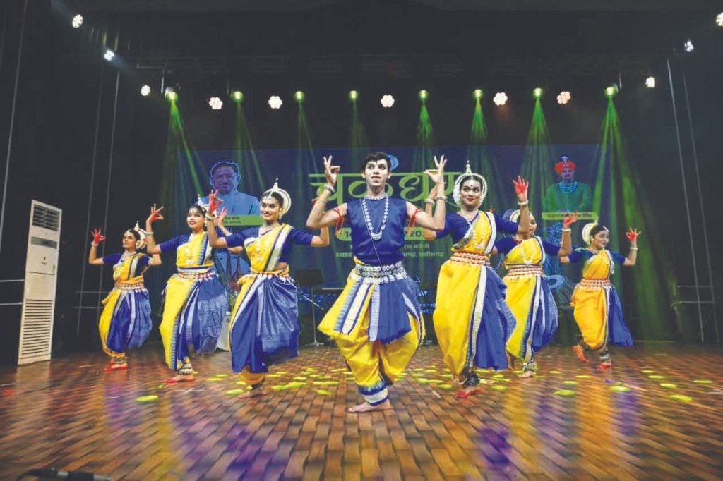 chakradhar samaroh : चक्रधर समारोह में भाव, लय और ताल के संगम से सजी सांस्कृतिक संध्या;खैरागढ़ के विद्यार्थियों ने दी शानदार प्रस्तुति
