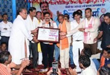 वर्षों पुरानी मांग हुई पूरी, राजपत्र लेकर गांव पहुंचे उप मुख्यमंत्री विजय शर्मा, चंदनपुर को मिली नई पहचान Rajpatra le Chandanpur pahunche Deputy CM Vijay