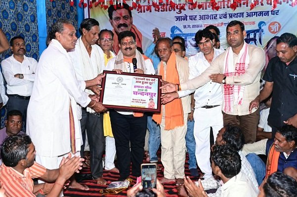 Rajpatra le Chandanpur pahunche Deputy CM Vijay Rajpatra le Chandanpur pahunche Deputy CM Vijay