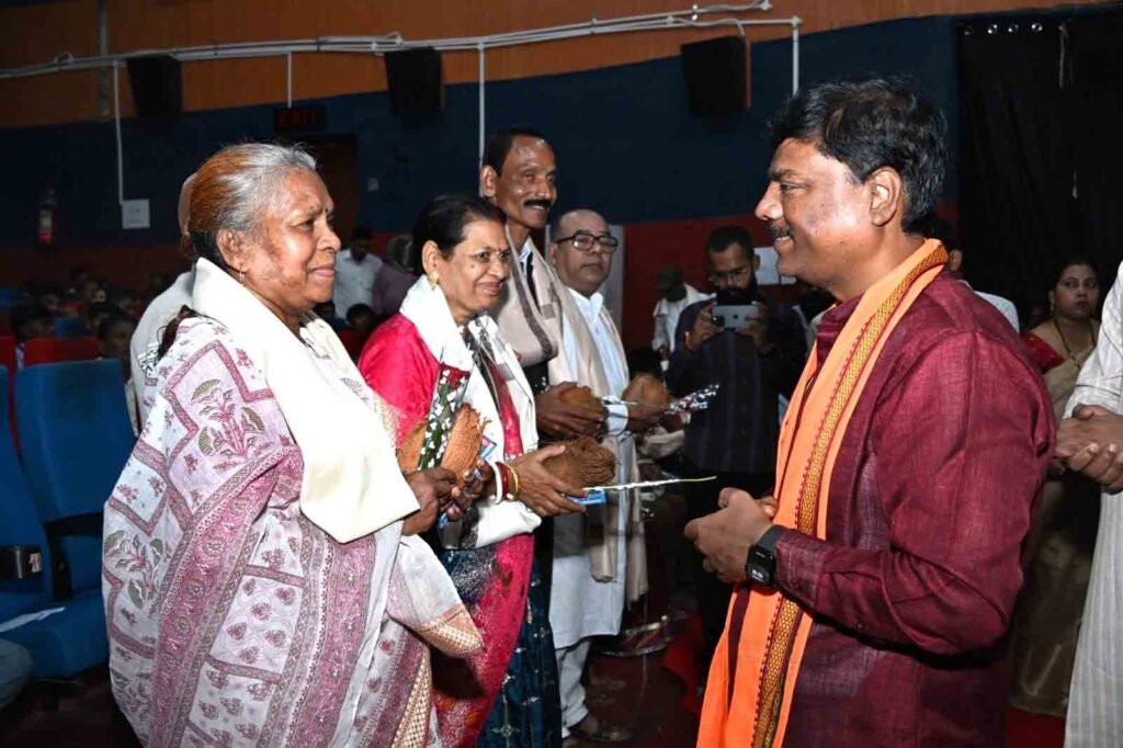 mukhyamantri shiksha gaurav alankaran : मुख्यमंत्री शिक्षा गौरव अलंकरण समारोह- वन मंत्री केदार कश्यप ने सेवानिवृत्त शिक्षकों और शिक्षा दूतों को किया सम्मानित