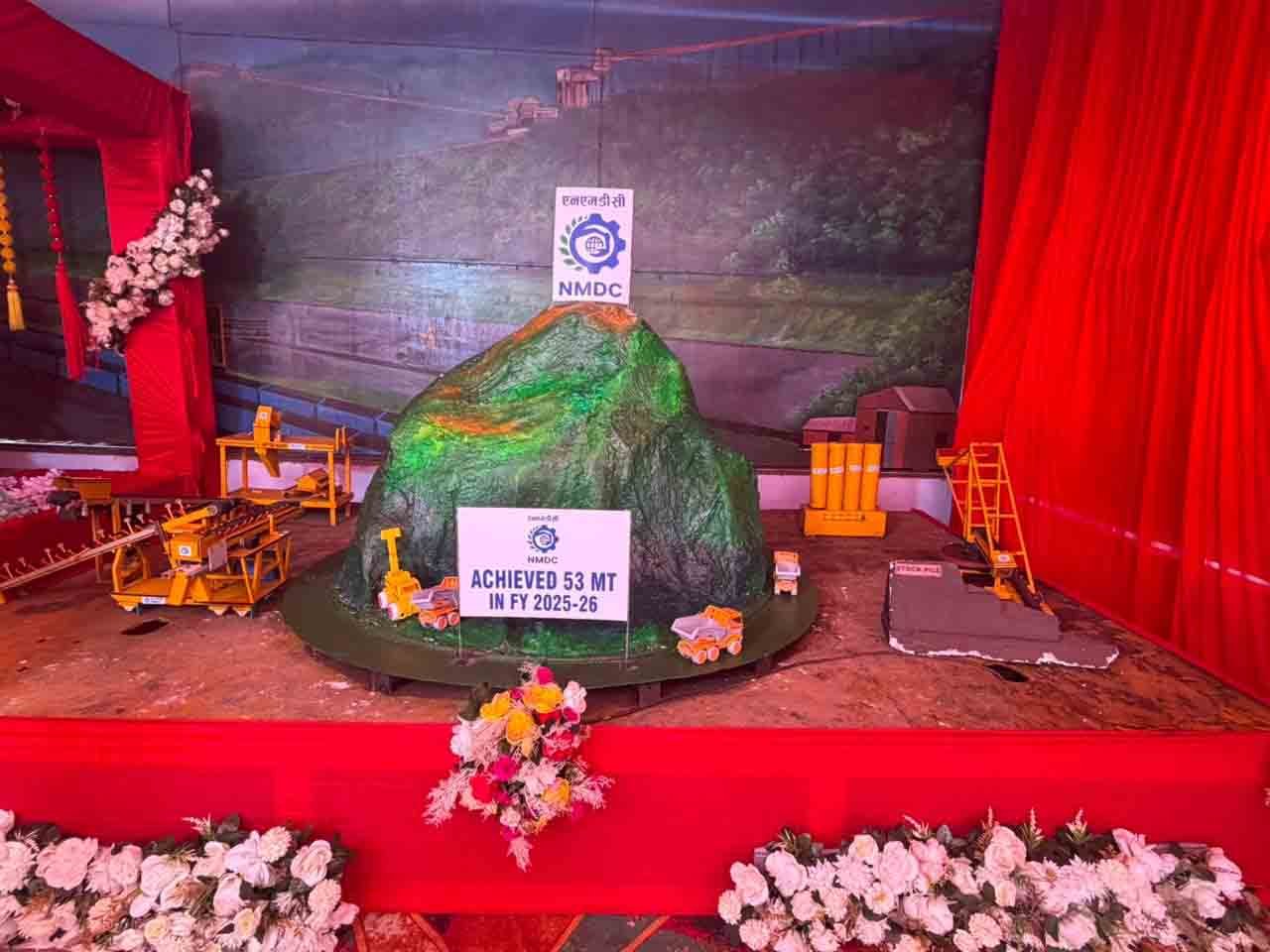 nmdc bacheli : एनएमडीसी बचेली में विश्वकर्मा पूजा, मशीनरी और औजारों को सजाकर की गई पूजा-अर्चना