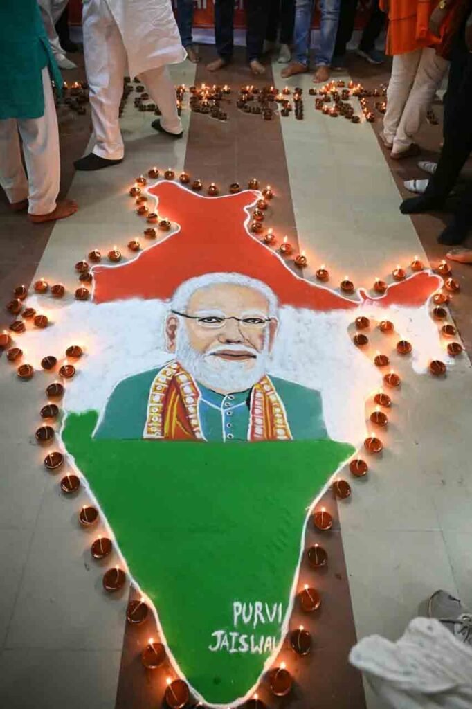 pm modi ke janamdin : पीएम मोदी के जन्मदिन पर मुंगेली रोशन, लाभार्थियों संग केंद्रीय राज्यमंत्री साहू ने जलाया ‘आशीर्वाद का दीया’ 
