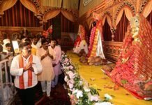 देवी पंडाल बने जनसमस्या निवारण के केंद्र, उप मुख्यमंत्री शर्मा ने मां दुर्गा के चरणों में बैठकर सुनीं ग्रामीणों की समस्याएं Devi Pandal Bane Jansamasya Nivaran