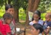 सेवा संकल्प अभियान : 8 किलोमीटर पैदल चलकर बेंगपाल पहुंची स्वास्थ्य टीम, पेड़ की छांव बनी अस्पताल Seva Sankalp Abhiyan