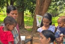 सेवा संकल्प अभियान : 8 किलोमीटर पैदल चलकर बेंगपाल पहुंची स्वास्थ्य टीम, पेड़ की छांव बनी अस्पताल Seva Sankalp Abhiyan