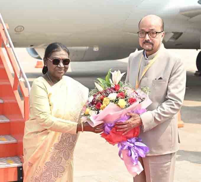 chhattisgarh ke do divasiya daure : छत्तीसगढ़ के दो दिवसीय दौरे पर राष्ट्रपति द्रौपदी मुर्मु रायपुर पहुंचीं, मुख्यमंत्री साय ने किया भव्य स्वागत