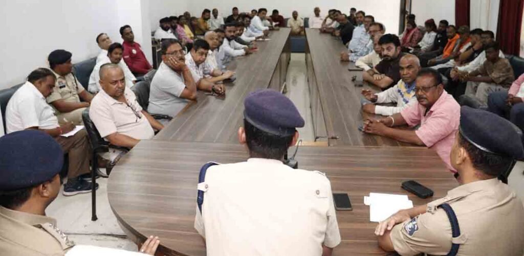 durga pandalon : दुर्गा पंडालों और गरबा आयोजनों की सुरक्षा को लेकर पुलिस-प्रशासन की बैठक;150 से अधिक आयोजकों को दिए निर्देश