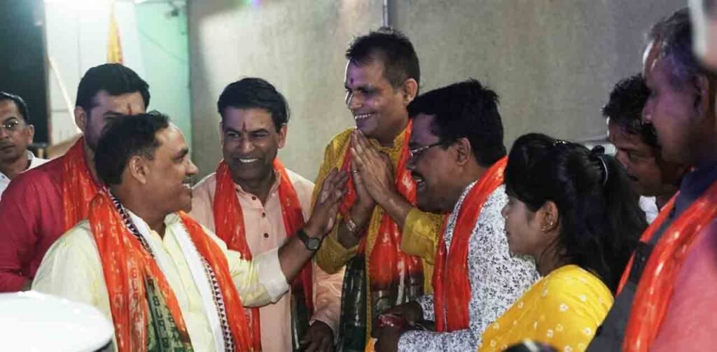 raipur ke the chhappan bhog : रायपुर के द छप्पन भोग में भक्ति की बही धारा, संगठन महामंत्री कर्मवीर सिंह ने किया दीप प्रज्वलन; श्रद्धा के साथ संपन्न हुआ जगराता