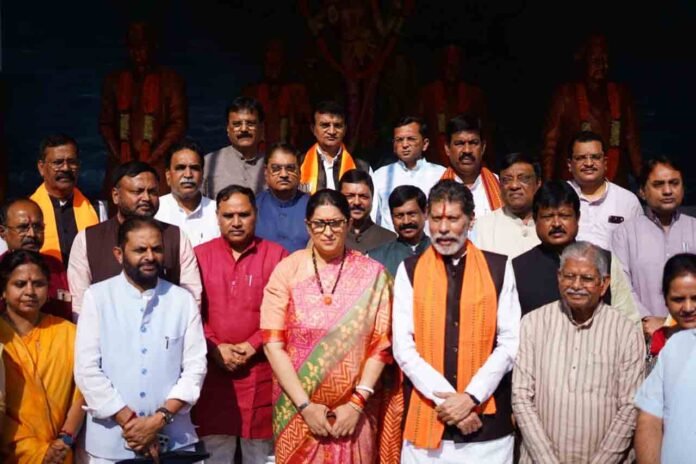raipur pahunchin smriti irani