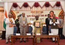 राष्ट्रपति द्रौपदी मुर्मु ने पूज्य माता हासी देवी जी के सम्मान में जारी किया 200 रूपए का स्मारक सिक्का rashtrapati draupadi murmu